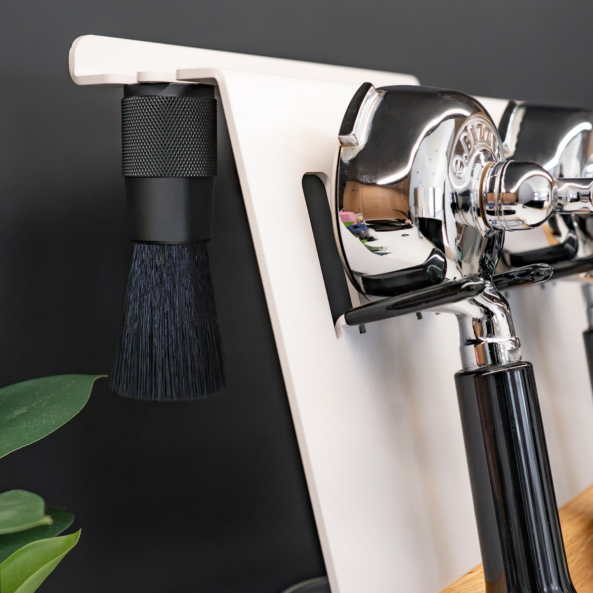 FLATE® Magnetic Barista Brush : pinceau de barista magnétique pour nettoyer le porte-filtre